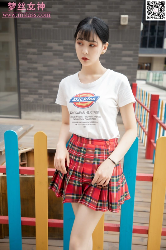 2019.09.09 NO.046 可岚 小白鞋搭配油光丝袜 - MSLASS梦丝女神